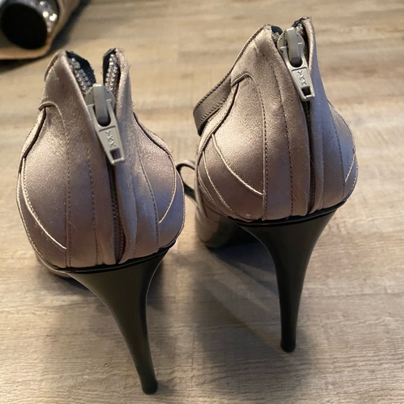 Authentic Gucci rare peep-toe grey satin heels - Picture 5 of 8